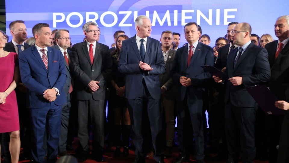 Prezes partii Polska Razem Zjednoczona Prawica, wicepremier, minister nauki i szkolnictwa wyższego Jarosław Gowin (C) wśród uczestników spotkania. Fot. PAP/Leszek Szymański