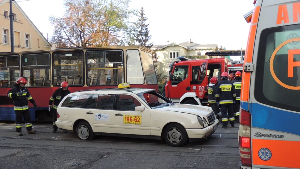 Na skrzyżowaniu Gdańskiej Śniadeckich i Krasińskiego w Bydgoszczy doszło do zderzenia taksówki z tramwajem linii nr 2. Fot. Damian Klich