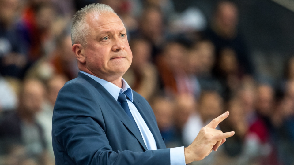 Na zdjęciu Dariusz Maciejewski, trener AZS AJP Gorzów Wlkp. podczas meczu z Artego Bydgoszcz w 8. kolejce ekstraklasy koszykarek 2017/2018. Fot. PAP/Tytus Żmijewski