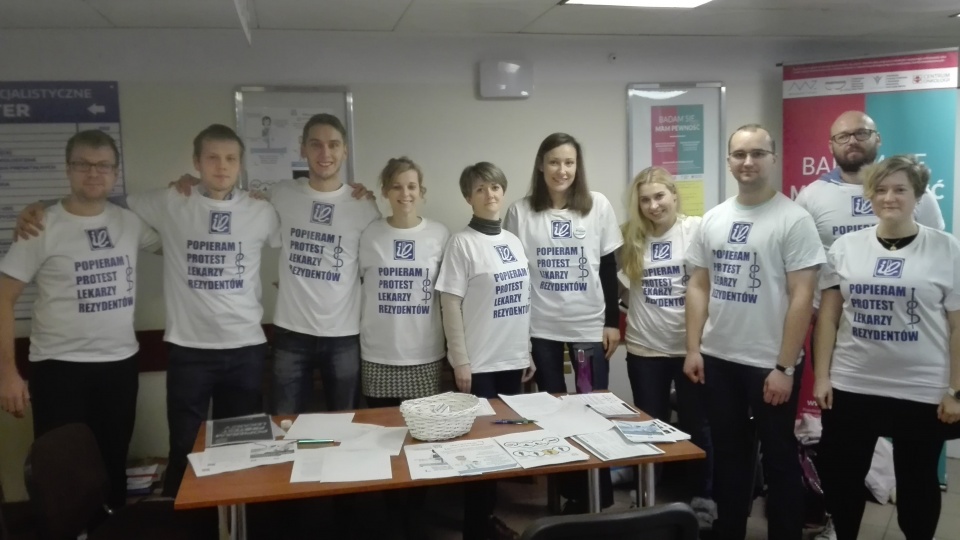 Młodzi lekarze wzięli urlopy, by solidaryzować się z kolegami w kraju. Fot. Marcin Doliński