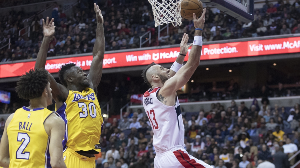 Na zdjęciu Marcin Gortat (w białej koszulce) podczas meczu Washington Wizards z Los Angeles Lakers w lidze NBA 2017/2018. Fot. PAP/EPA/MICHAEL REYNOLDS