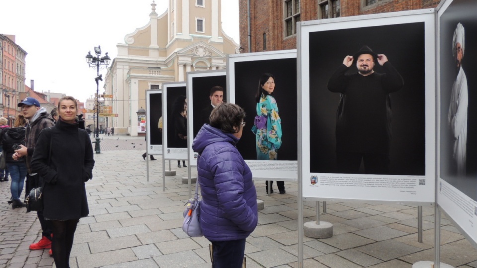 Do 19 listopada można oglądać wystawę na Rynku, później zostanie ona przeniesiona do Małej Galerii Fotografii przy ul. Różanej. Fot. Monika Kaczyńska