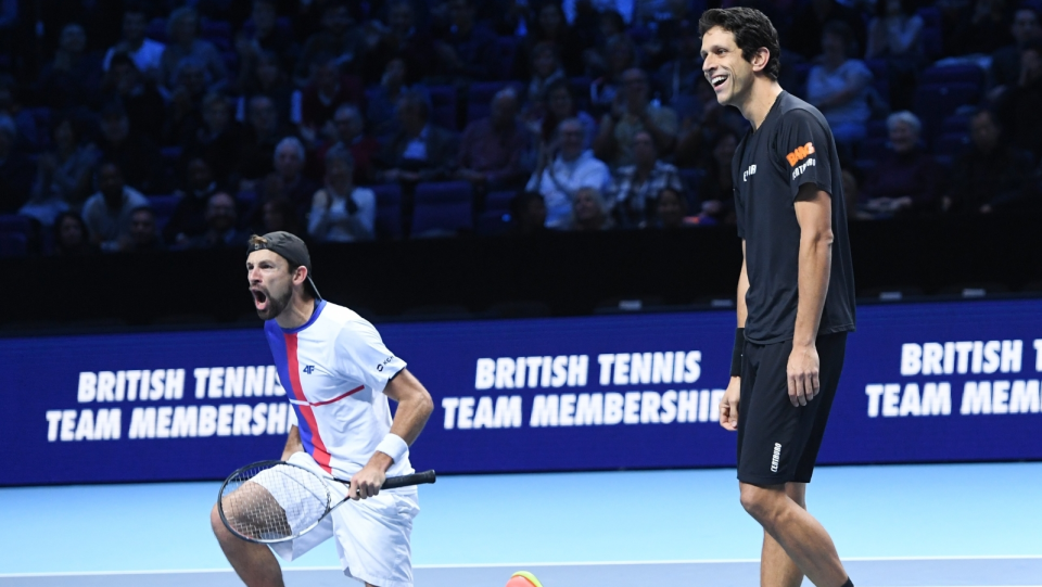 Na zdjęciu od lewej Łukasz Kubot i Marcel Melo podczas 1. swojego meczu w ATP Finals 2017. Fot. PAP/EPA/FACUNDO ARRIZABALAGA