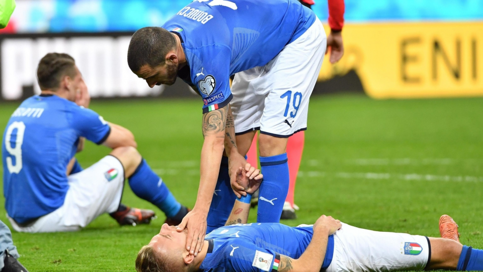 Na zdjęciu smutni piłkarze włoskiej reprezentacji po przegranym barażu ze Szwecją w el. MŚ 2018. Fot. PAP/EPA/DANIEL DAL ZENNARO