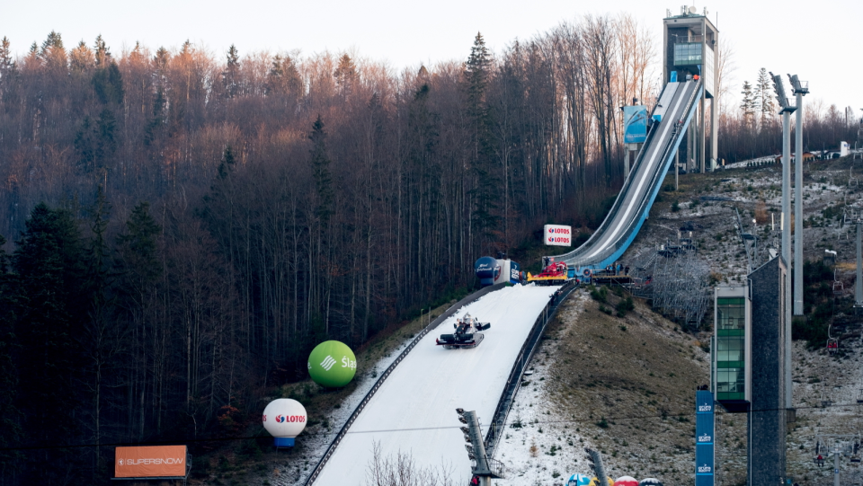 Na zdjęciu skocznia narciarska w Wiśle tuż przed inauguracją PŚ w skokach 2017/2018. Fot. PAP/Andrzej Grygiel