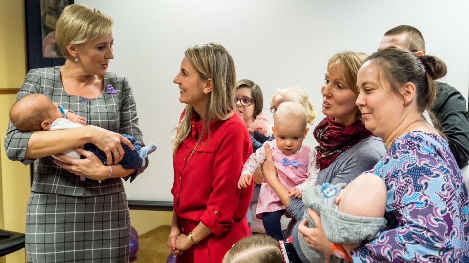 Wizyta pierwszej damy na oddziale noworodkowym związana jest z obchodami Światowego Dnia Wcześniaka. Fot. PAP/Tytus Żmijewski