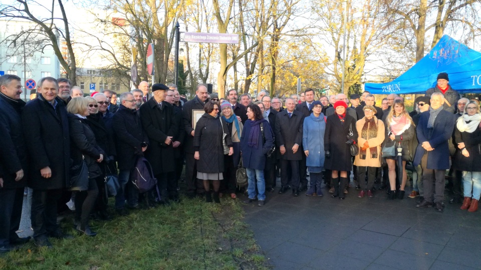 Odcinek ul. Adama Mickiewicza – pomiędzy aleją Jana Pawła II a rondem Zbigniewa Herberta – od dziś nosi nazwę alei Niezależnego Zrzeszenia Studentów UMK. Fot. Wiktor Strumnik