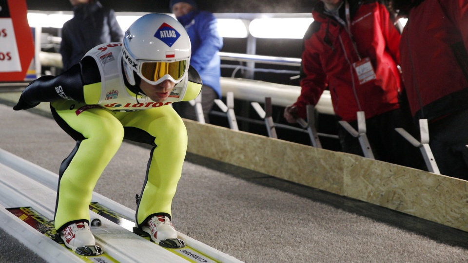 Na zdjęciu Kamil Stoch podczas jednego z piątkowych skoków w Wiśle. Fot. PAP/Andrzej Grygiel