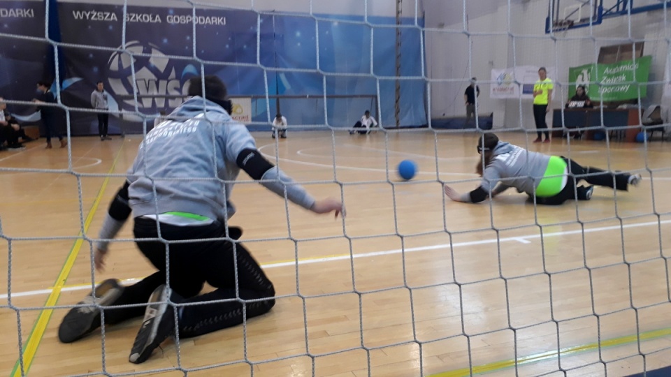 Goalball, to drużynowa gra dla niewidomych i słabowidzących, polegająca na wtaczaniu piłki do bramki przeciwnika. Fot. Kamila Zroślak