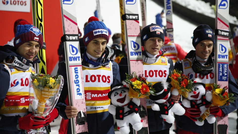 Na zdjęciu polscy skoczkowie, którzy w sobotnim konkursie drużynowym PŚ w Wiśle zajęli 2. miejsce. Od lewej Kamil Stoch, Maciej Kot, Dawid Kubacki i Piotr Żyła. Fot. PAP/Grzegorz Momot