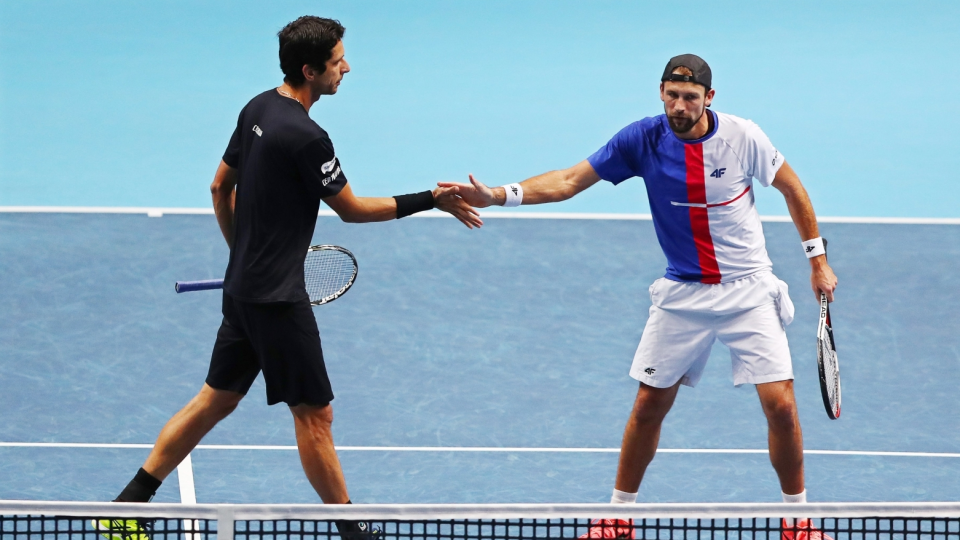 Od lewej Brazylijczyk Marcel Melo i Łukasz Kubot podczas półfinałowego meczu debla ATP Finals 2017. Fot. PAP/EPA/NEIL HALL