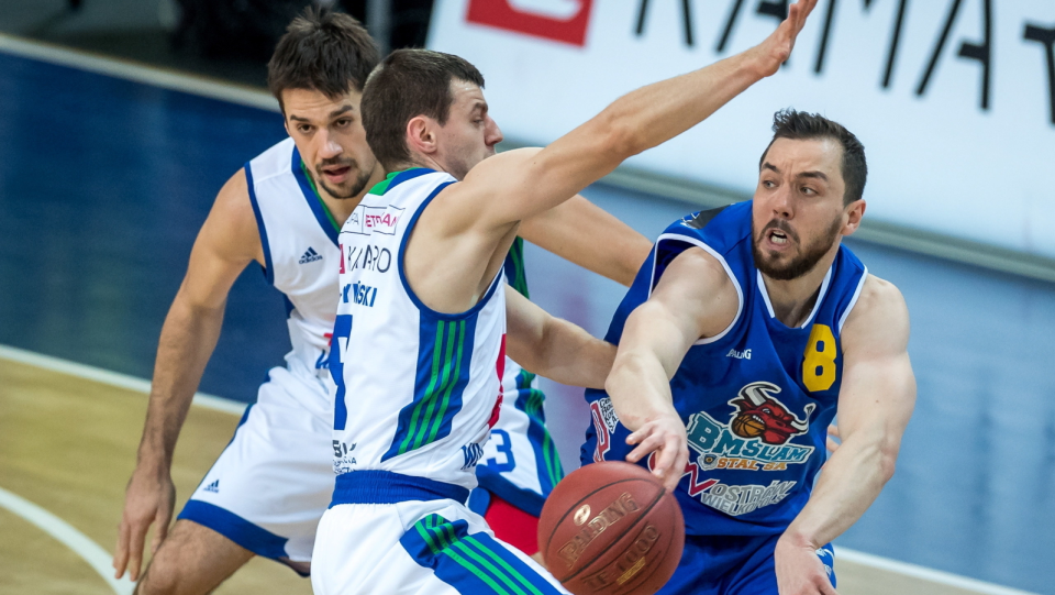 Zdjęcie z meczu Anwil Włocławek kontra BM Slam Stal Ostrów Wlkp. w 8. kolejce ekstraklasy koszykarzy 2017/2018. Fot. PAP/Tytus Żmijewski