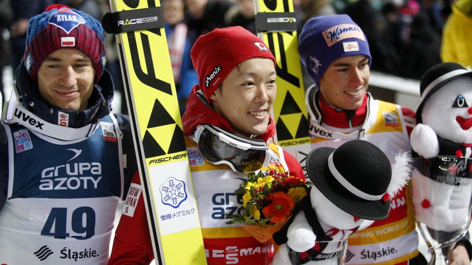 Na zdjęciu od lewej Kamil Stoch, Junshiro Kobayashi i Stefan Kraft. Najlepsza trójka niedzielnego konkursu PŚ 2017/2018 w Wiśle. Fot. PAP/Andrzej Grygiel