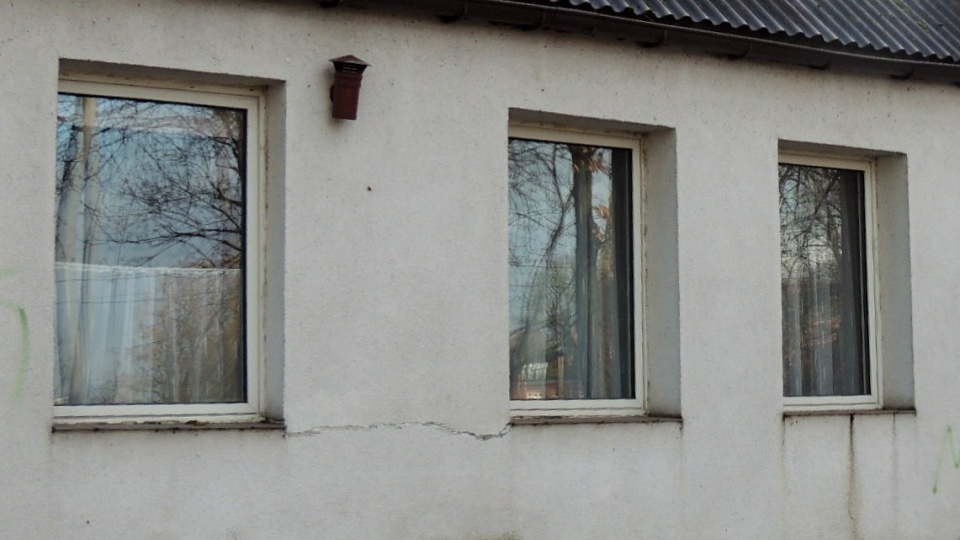 W jezdni pojawiły się szczeliny, a w pobliskim budynku nr 8 na Babiej Wsi w Bydgoszczy pojawiły się pęknięcia na ścianach. Fot. Tatiana Adonis