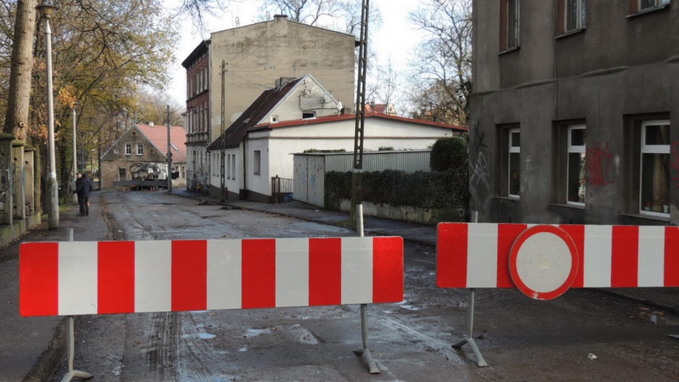 W związku z pęknięciami na jezdni i ścianach budynku, odcinek ulicy zamknięto dla ruchu. Fot. Tatiana Adonis
