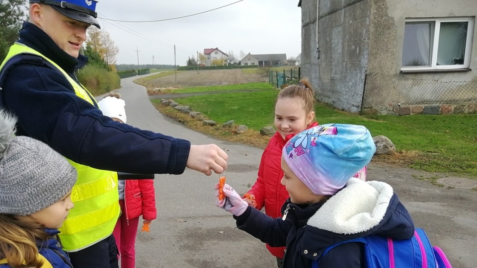 Pamiętajmy - noszenie odblasków to inwestycja w bezpieczeństwo, dlatego nośmy je i ŚWIEĆMY PRZYKŁADEM! Fot. KWP w Bydgoszczy