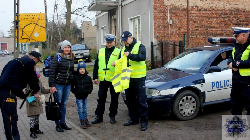 Pamiętajmy - noszenie odblasków to inwestycja w bezpieczeństwo, dlatego nośmy je i ŚWIEĆMY PRZYKŁADEM! Fot. KWP w Bydgoszczy