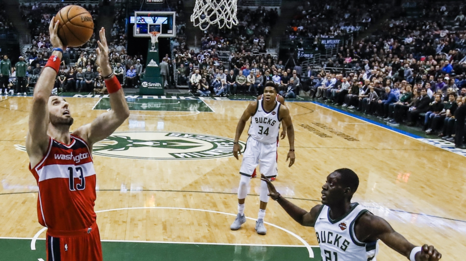 Na zdjęciu od lewej Marcin Gortat podczas meczu Washington Wizards z Milwaukee Bucks w NBA 2017/2018. Fot. PAP/EPA/TANNEN MAURY