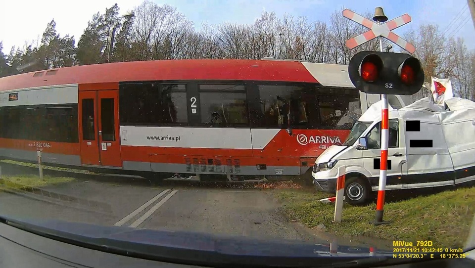 Samochód dostawczy wjechał pod pociąg osobowy na niestrzeżonym przejeździe kolejowym Papowo Toruńskie - Osieki. Fot. Nadesłane