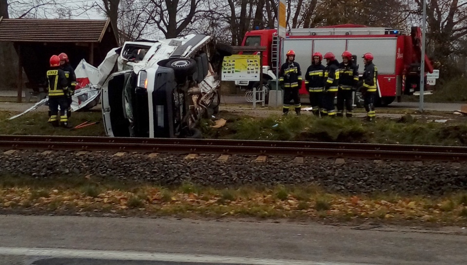 Samochód dostawczy wjechał pod pociąg osobowy na niestrzeżonym przejeździe kolejowym Papowo Toruńskie - Osieki. Fot. Nadesłane