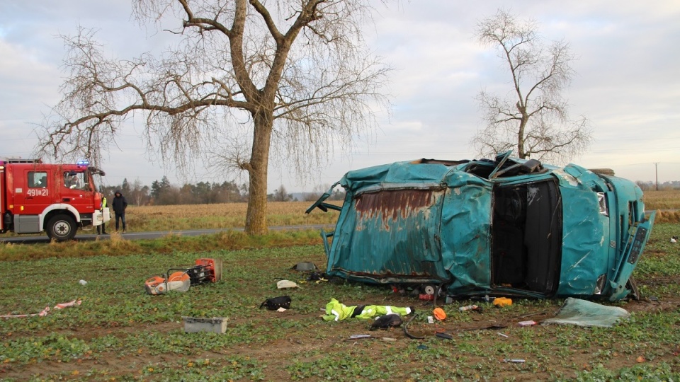 Kierowca fiata ducato, jadąc w stronę Nakła, nie dostosował prędkości do warunków panujących na drodze w wyniku czego auto wpadło w poślizg i dachowało. Fot. Policja