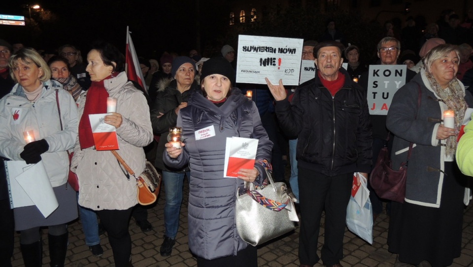 Bydgoski "łańcuch światła" zapłonął pod pomnikiem Kazimierza Wielkiego. Fot. Damian Klich