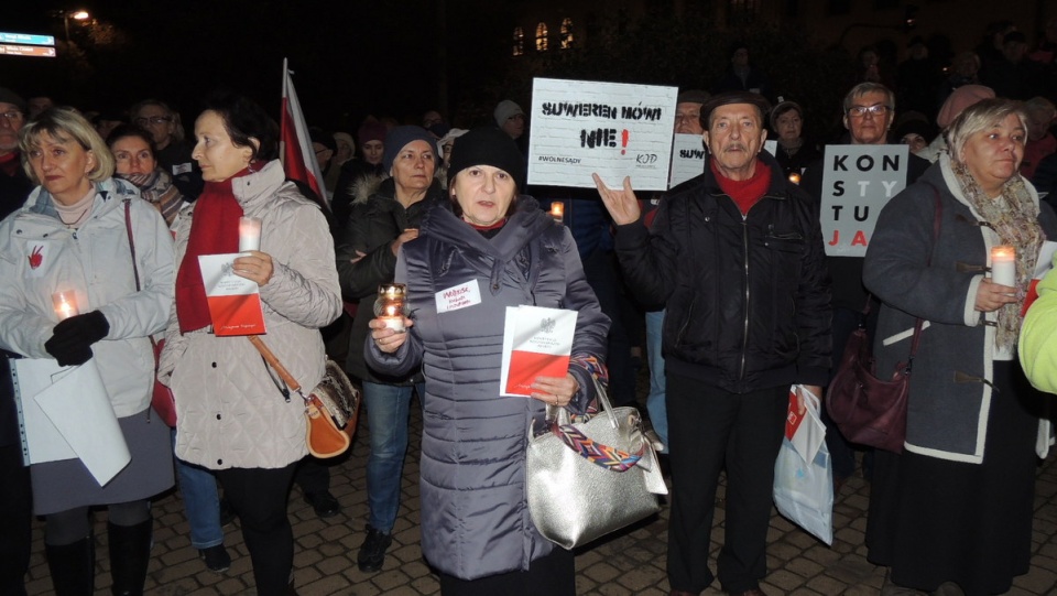 Bydgoski "łańcuch światła" zapłonął pod pomnikiem Kazimierza Wielkiego. Fot. Damian Klich