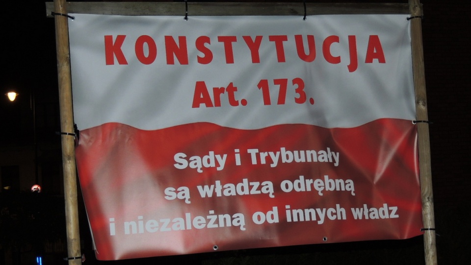 Bydgoski "łańcuch światła" zapłonął pod pomnikiem Kazimierza Wielkiego. Fot. Damian Klich