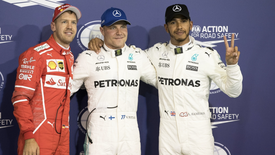Na zdjęciu czołowa trójka sobotnich kwalifikacji formuły 1 przed Grand Prix Abu Zabi. Od lewej Sebastian Vettel, Valtteri Bottas i Lewis Hamilton. Fot. PAP/EPA/VALDRIN XHEMAJ