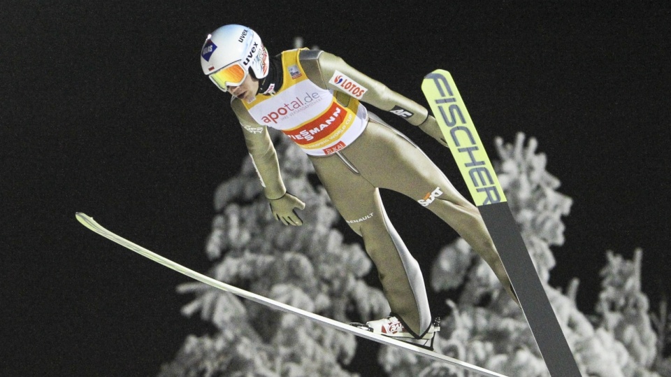 Na zdjęciu Kamil Stoch podczas sobotniego konkursu drużynowego PŚ w skokach 2017/2018 w Kuusamo. Fot. PAP/EPA/PEKKA SIPOLA