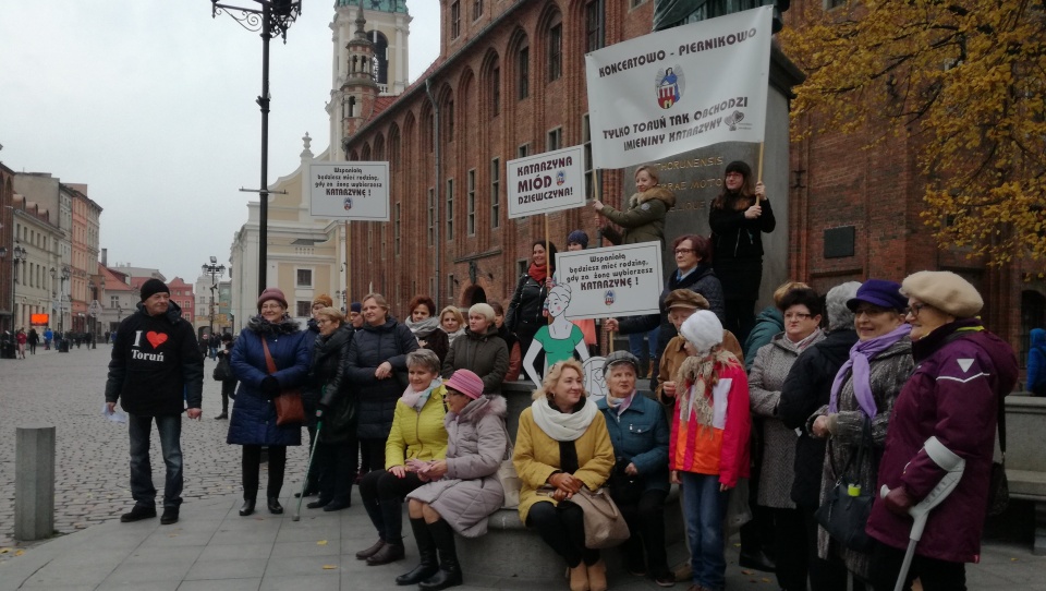 Z okazji imienin panie ruszyły ulicami Starego Miasta, aby pod pomnikiem Kopernika zrobić sobie pamiątkowe zdjęcie. Fot. Wiktor Strumnik