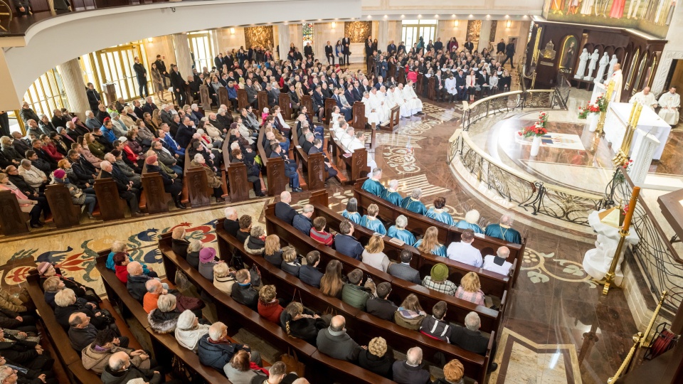 Msza święta w kaplicy Sanktuarium Najświętszej Maryi Panny Gwiazdy Nowej Ewangelizacji i św. Jana Pawła II w Toruniu. Fot. PAP/Tytus Żmijewski