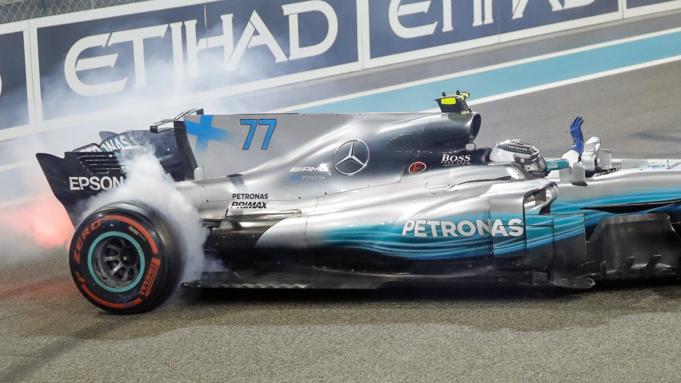 Na zdjęciu bolid Valtteriego Bottasa, triumfatora Grand Prix Abu Zabi w Formule 1. Fot. PAP/EPA/VALDRIN XHEMAJ