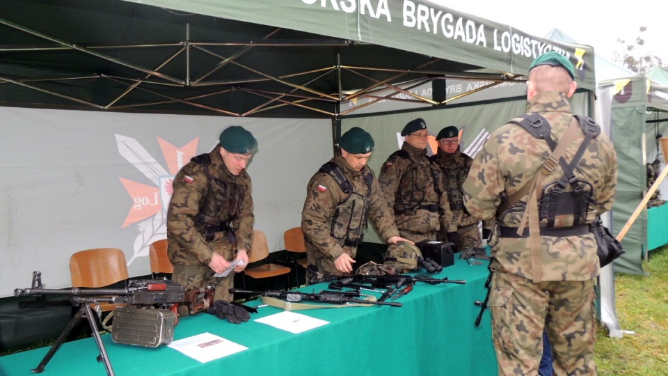 Prezentacji programu "Legia Akademicka" na bydgoskim UKW towarzyszyły: pokaz sprzętu wojskowego i spotkanie z żołnierzami. Fot. Tatiana Adonis