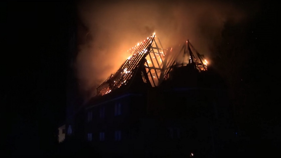 W nocy zapalił się dach budynku. Nikomu nic się nie stało, ale dach spłonął doszczętnie spłonął. Fot. itvszubin.pl