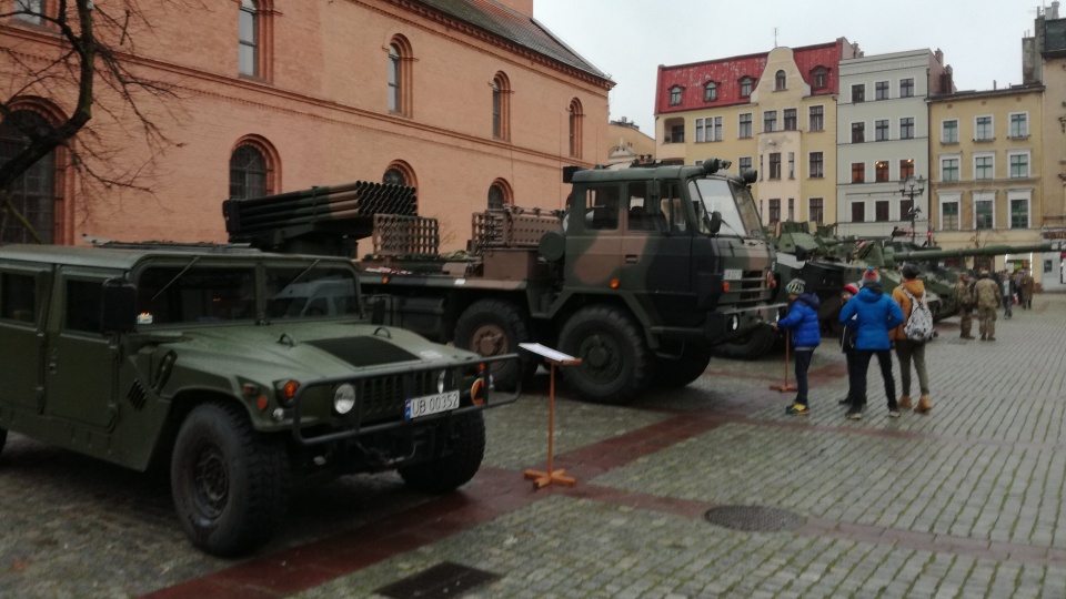 Wojska Rakietowe i Artyleryjskie świętowały w Toruniu. Na Rynku Nowomiejskim pojawił najnowszy sprzęt i jednostki wojskowe z całej Polski. Fot. Wiktor Strumnik