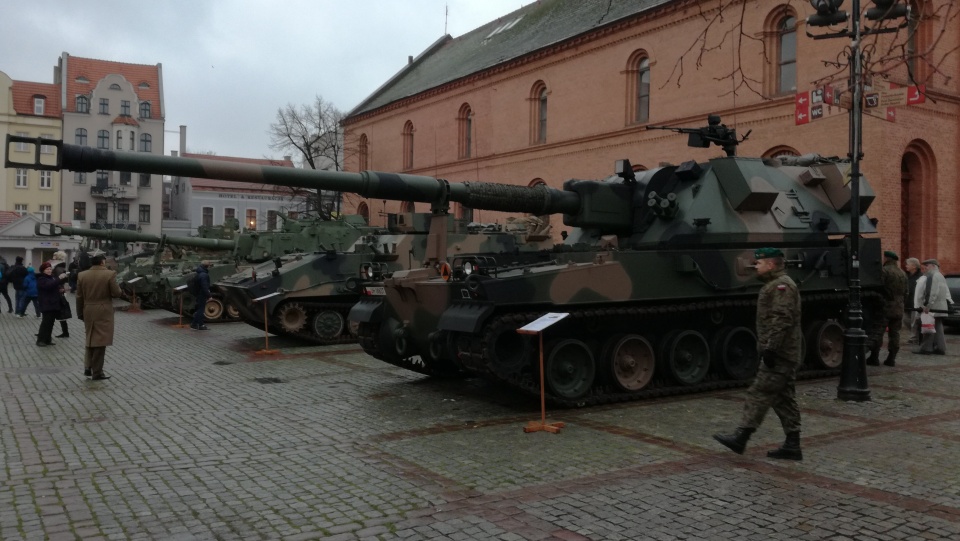 Wojska Rakietowe i Artyleryjskie świętowały w Toruniu. Na Rynku Nowomiejskim pojawił najnowszy sprzęt i jednostki wojskowe z całej Polski. Fot. Wiktor Strumnik