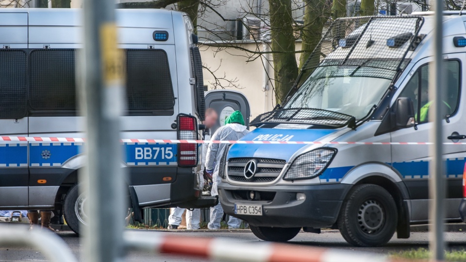 Policyjne działania na miejscu zdarzenia w Wiszni Małej na Dolnym Śląsku. Fot. PAP/Maciej Kulczyński