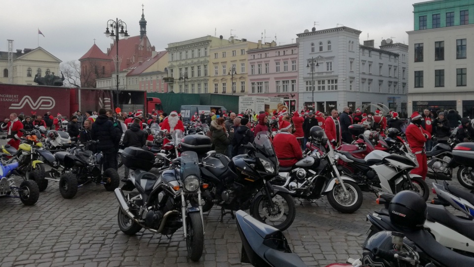 Na Starym Rynku w Bydgoszczy pojawili się z Motomikołaje. Fot. Robin Jesse