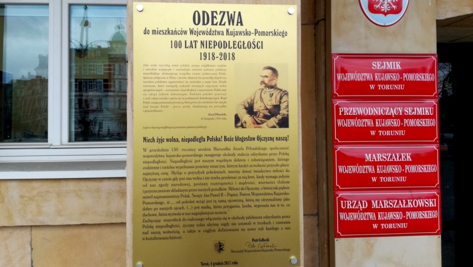 Tablica upamiętniająca 100-lecie odzyskania przez Polskę niepodległości, przy drzwiach Urzędu Marszałkowskiego w Toruniu. Fot. Wiktor Strumnik
