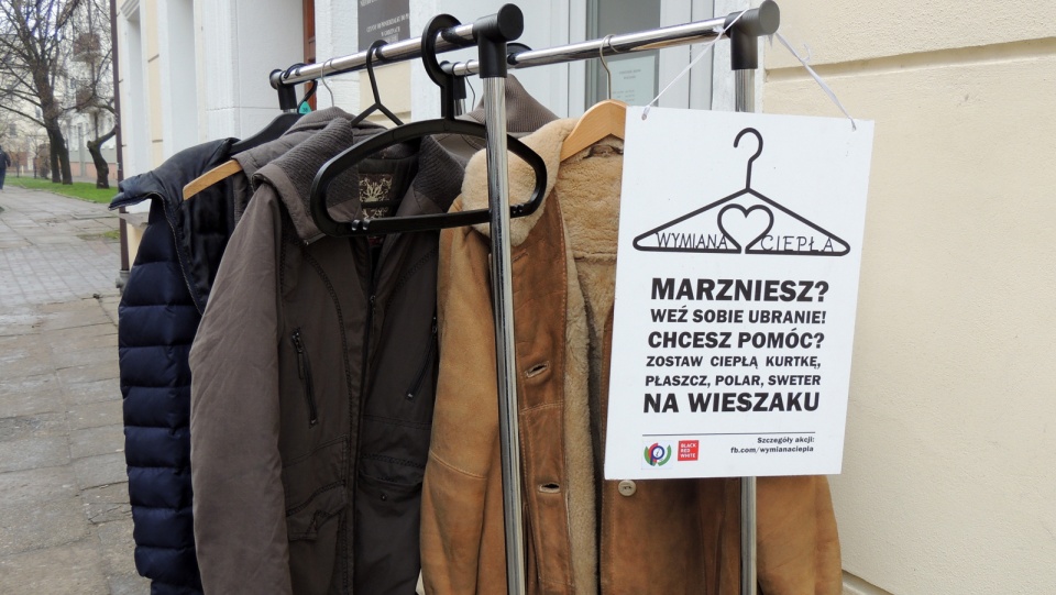 Wieszak stoi przy budynku Centrum Wolontariatu przy ulicy Żabiej we Włocławku. Fot. Marek Ledwosiński