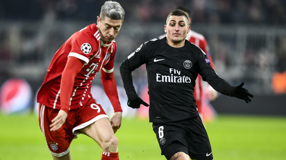 Na zdjęciu od lewej Robert Lewandowski podczas meczu Bayernu Monachium z Paris Saint-Germain w 6. kolejce grupy B piłkarskiej Ligi Mistrzów 2017/2018. Fot. PAP/EPA/CHRISTIAN BRUNA