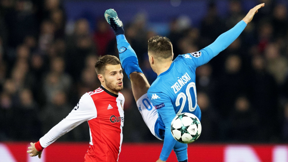 Na zdjęciu od prawej Piotr Zieliński podczas meczu Feyenoordu z SSC Napoli w 6. kolejce grupy F piłkarskiej Ligi Mistrzów 2017/2018. Fot. PAP/EPA/OLAF KRAAK