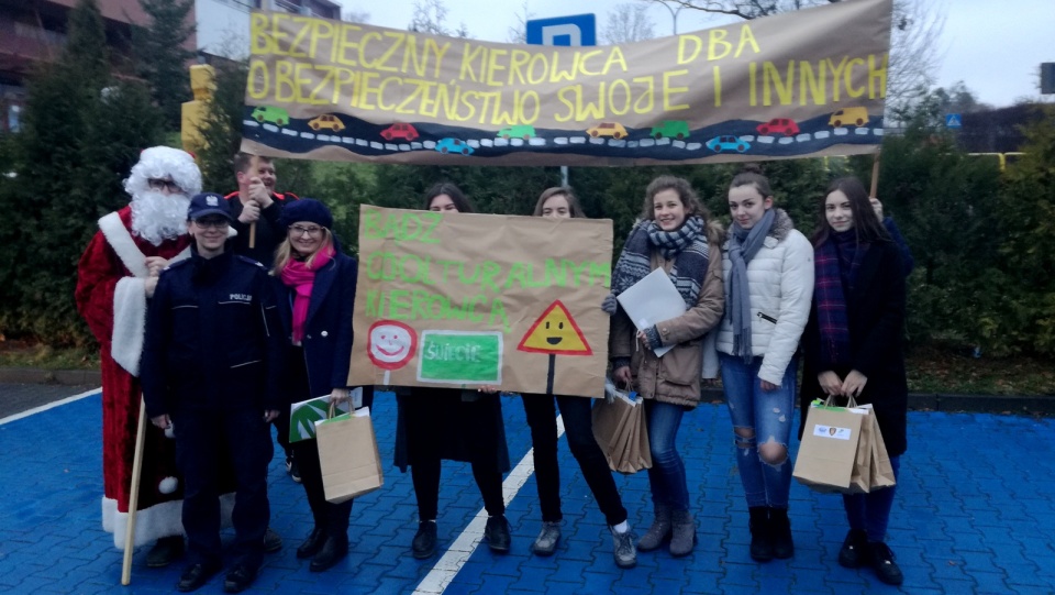 Mundurowi wraz z uczniami obserwowali zachowania kierowców w rejonie przejść dla pieszych. Fot. Marcin Doliński