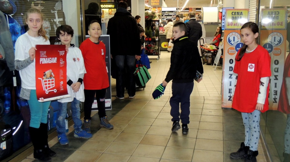 Wolontariusze czekają na hojność darczyńców w marketach na terenie Bydgoszczy. Fot. Damian Klich