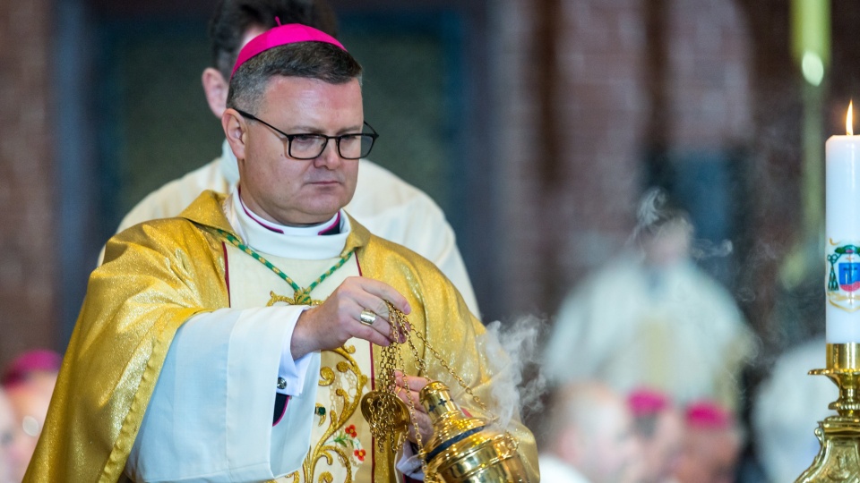 W katedrze świętych Janów w Toruniu odbył się ingres nowego biskupa toruńskiego Wiesława Śmigla. Duchowny jest drugim ordynariuszem diecezji, która powstała 25 lat temu. W uroczystości uczestniczyli przedstawiciele lokalnych władz, duchowieństwa oraz wierni. Fot. PAP/Tytus Żmijewski