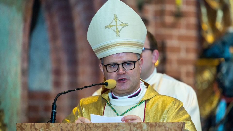 W katedrze świętych Janów w Toruniu odbył się ingres nowego biskupa toruńskiego Wiesława Śmigla. Duchowny jest drugim ordynariuszem diecezji, która powstała 25 lat temu. W uroczystości uczestniczyli przedstawiciele lokalnych władz, duchowieństwa oraz wierni. Fot. PAP/Tytus Żmijewski