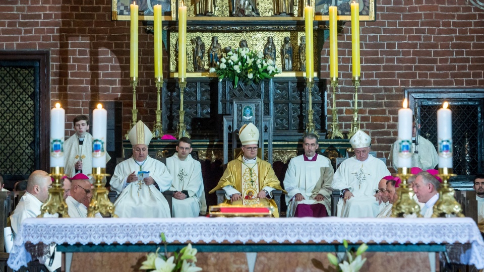 W katedrze świętych Janów w Toruniu odbył się ingres nowego biskupa toruńskiego Wiesława Śmigla. Duchowny jest drugim ordynariuszem diecezji, która powstała 25 lat temu. W uroczystości uczestniczyli przedstawiciele lokalnych władz, duchowieństwa oraz wierni. Fot. PAP/Tytus Żmijewski