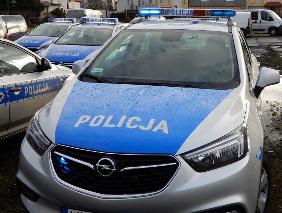 Włocławscy policjanci otrzymali pięć nowych oznakowanych radiowozów marki Opel. Fot. KMP we Włocławku