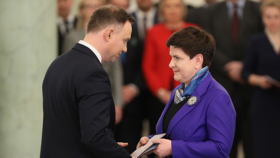 Prezydent Andrzej duda wręcza akt powołania na wicepremiera Beacie Szydło. Fot. PAP/Paweł Supernak